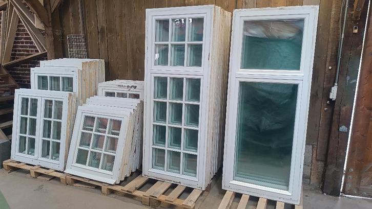 lot de 44 châssis bois méranti blanc à vendre, Doe-het-zelf en Bouw, Glas en Ramen, Gebruikt, Gevelraam of Ruit, Dubbelglas, Ophalen