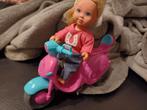 Poppetje met bromfiets, Kinderen en Baby's, Speelgoed | Poppen, Ophalen of Verzenden, Zo goed als nieuw