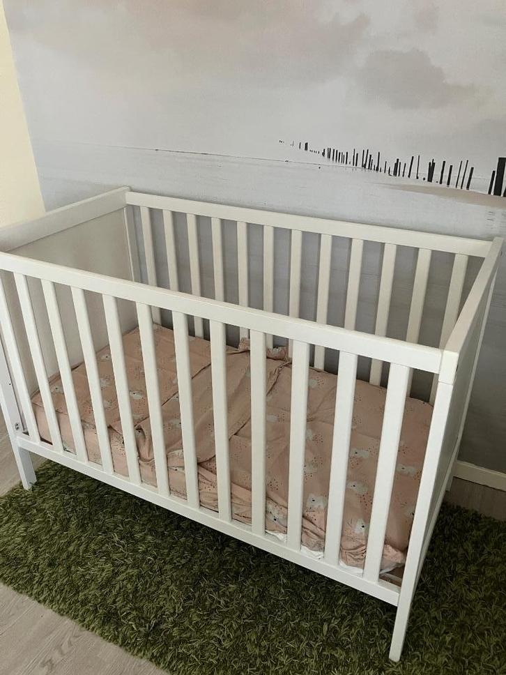 Baby / peuter bed, Kinderen en Baby's, Kinderkamer | Bedden, Zo goed als nieuw, Matras, Ophalen