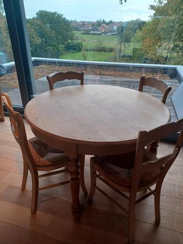 Ronde houten tafel met 4 stoelen beschikbaar voor biedingen