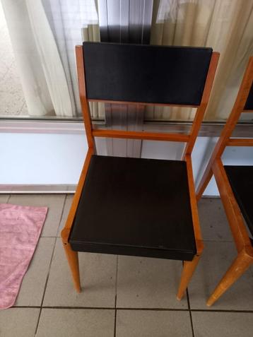 2 gratis  houten stoelen