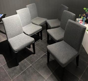 6 ikea stoelen met grijze hoes. + 12 rode extra hoezen in beschikbaar voor biedingen