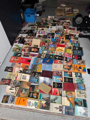 Verzamelaarskavel meer 150 vintage boeken van alle genres beschikbaar voor biedingen