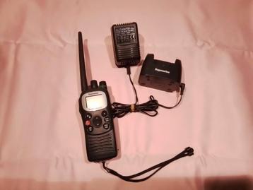 RAYMARINE VHF HAND MARIFOON 101E MET LAADADAPTER.  beschikbaar voor biedingen