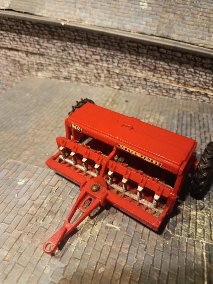 1979 MF 130 Britains zaaimachine, Hobby en Vrije tijd, Modelauto's | 1:32, Gebruikt, Tractor of Landbouw, Britains, Ophalen of Verzenden