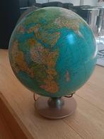Globe en métal avec fiche électrique