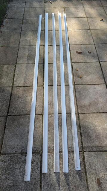 5 profilés d'angle en PVC 270 x 5 cm disponible aux enchères