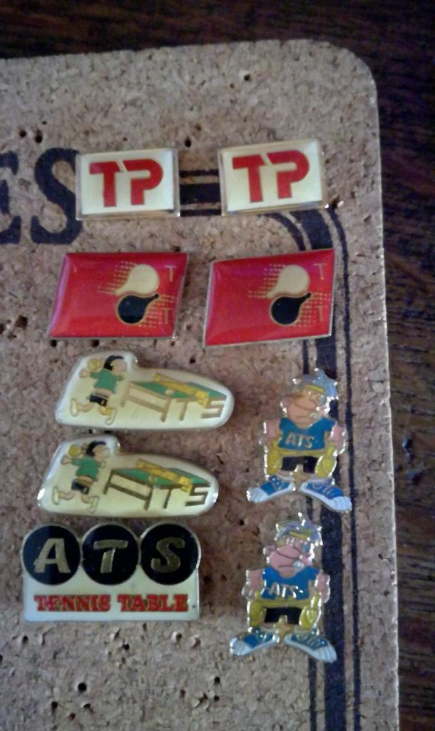 Lot 10 pins tennis de table, Enlèvement ou Envoi, Comme neuf, Sport, Insigne ou Pin's