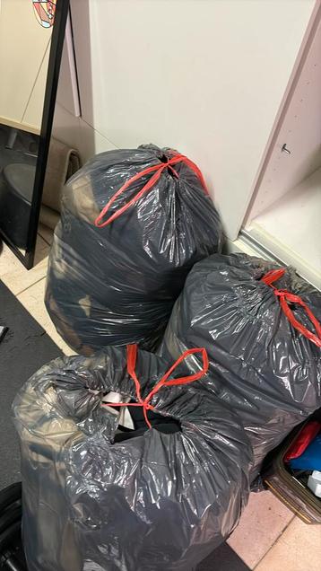 3 zakken kleding, Enlèvement