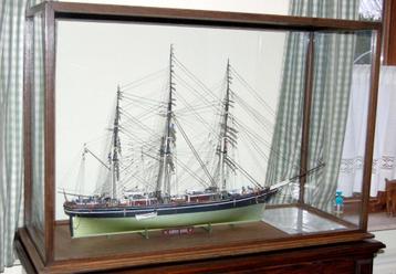 Maquette d'un voilier à 3 mâts "Cutty Sark" d'environ 1 m disponible aux enchères