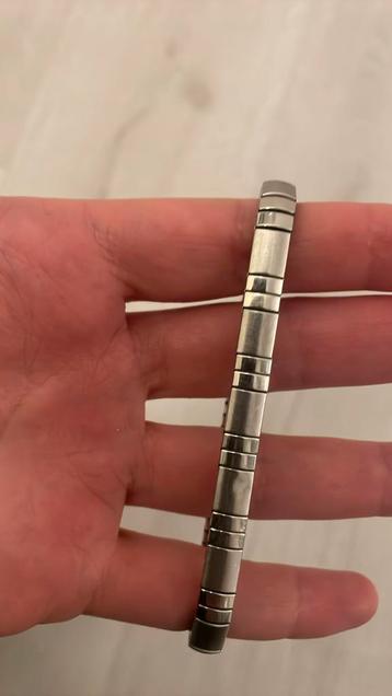 Elastiache metalen armband beschikbaar voor biedingen