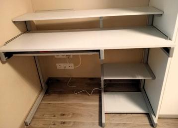 PC Bureeltafel beschikbaar voor biedingen