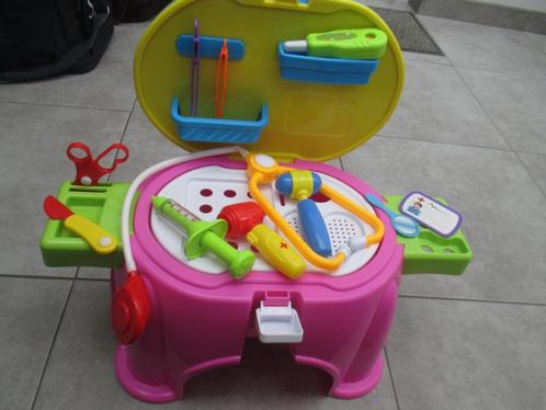 Nieuw dokter speeltafeltje 2 in 1met vele spulletjes, Kinderen en Baby's, Speelgoed | Speeltafels, Zo goed als nieuw, Ophalen