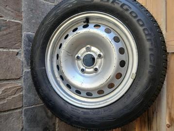 15 inch wiel met band beschikbaar voor biedingen