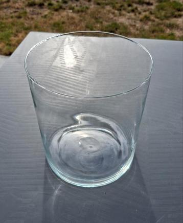Vaas in doorzichtig glas beschikbaar voor biedingen
