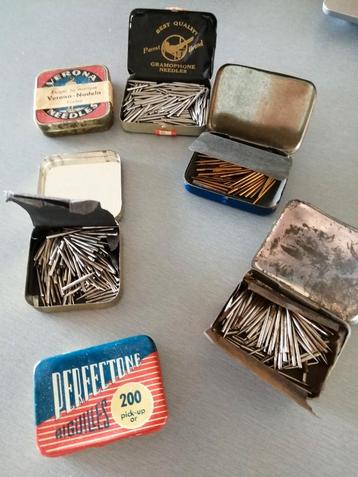 Oude blikjes met grammofoonnaalden. beschikbaar voor biedingen