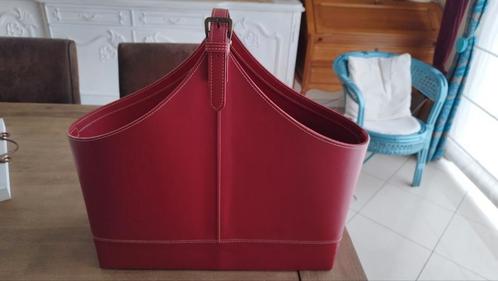 Joli porte magazines revues journaux simili cuir rouge, Huis en Inrichting, Woonaccessoires | Krantenbakken en Lectuurbakken, Gebruikt