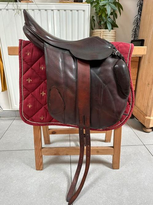 Antiek dressuurzadel/mixt (17,5 cm), Dieren en Toebehoren, Paarden en Pony's | Zadels, Gebruikt, Dressuur, Ophalen