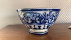 Pot bleu. Avec incrustations. Ancien, Antiquités & Art, Antiquités | Porcelaine