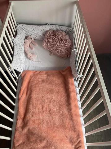 Babybed met matras beschikbaar voor biedingen
