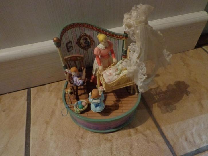 Enesco muziekdoos : mama wiegt baby, Antiek en Kunst, Curiosa en Brocante, Ophalen