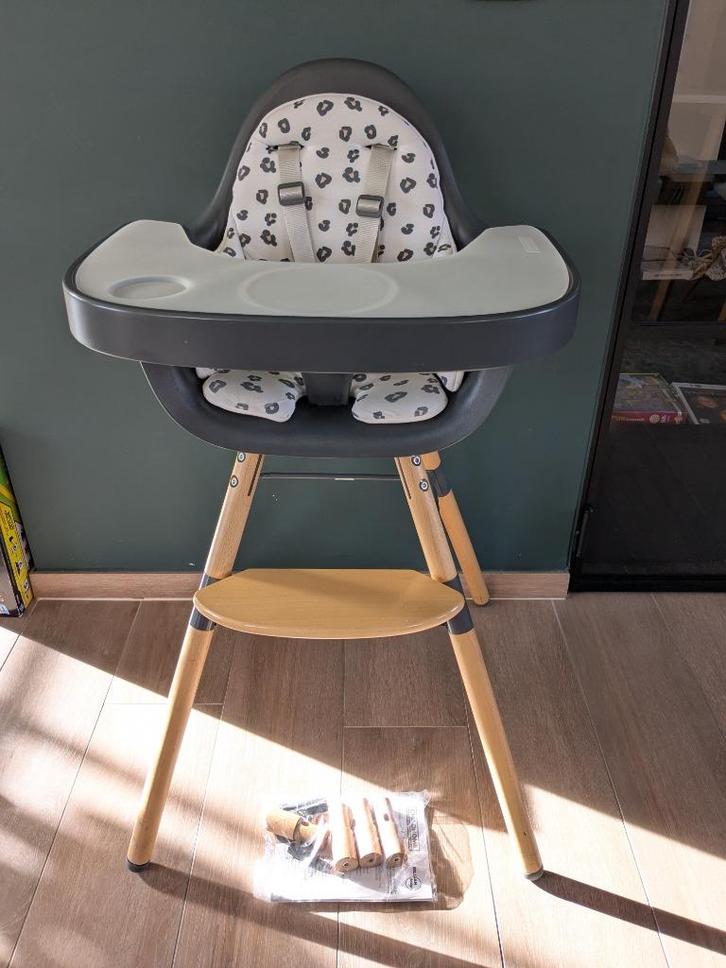 Childhome Evolu kinderstoel eetstoel met accessoires, Kinderen en Baby's, Kinderstoelen, Gebruikt, Afneembaar eetblad, Gordel(s)