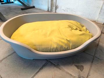 Hondenmand met kussen in prima staat beschikbaar voor biedingen