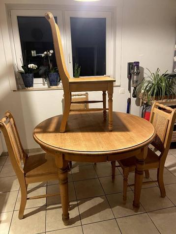 Tafel (in totaal 210 cm lang) met 6 stoelen beschikbaar voor biedingen