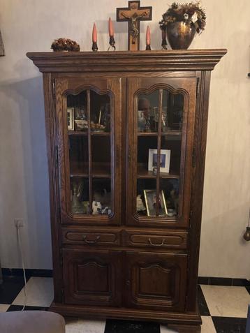 Vitrinekast beschikbaar voor biedingen