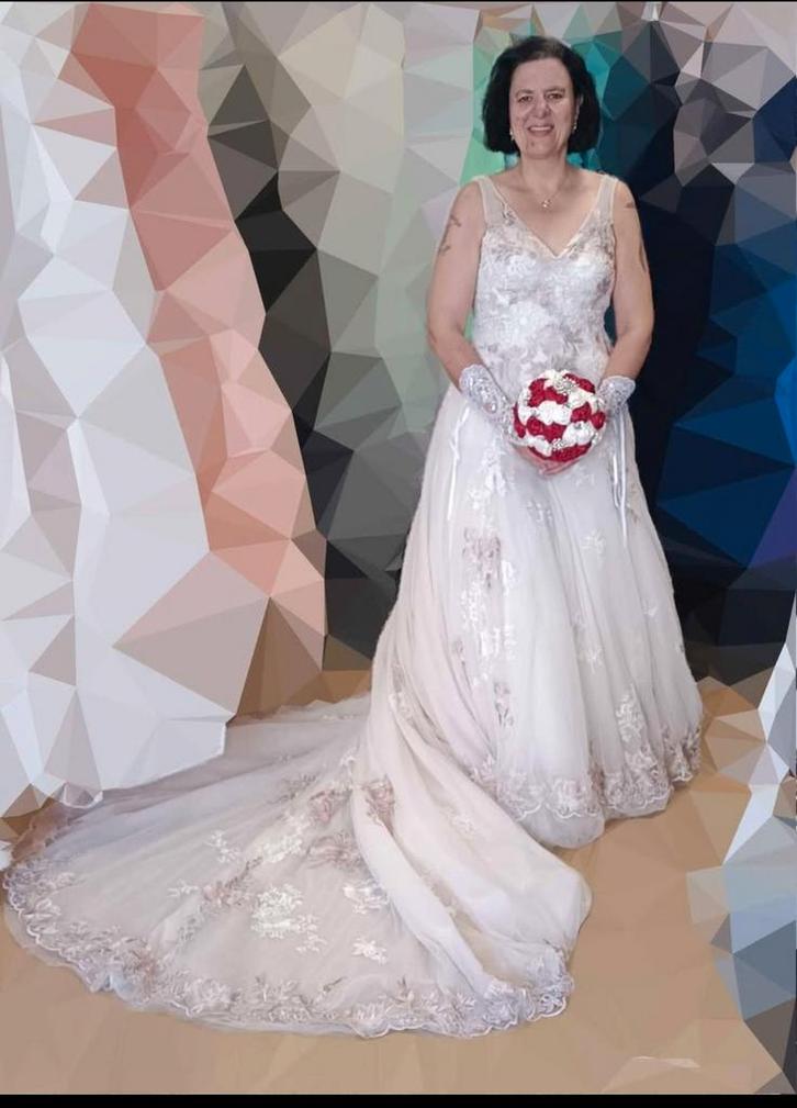 Robe de mariée dentelle – T46/48 – avec traîne, Kleding | Dames, Trouwkleding en Trouwaccessoires, Trouwjurk, Ophalen