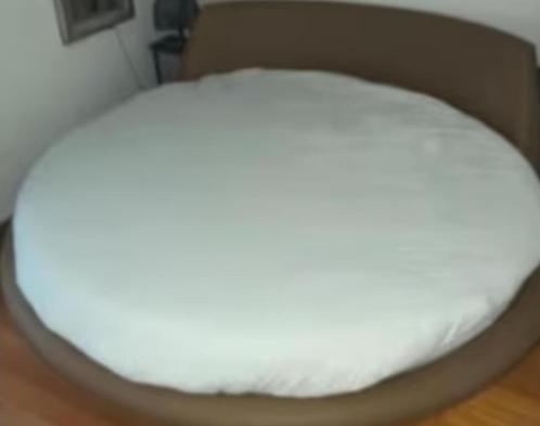 Rond bed, Huis en Inrichting, Slaapkamer | Bedden, Ophalen