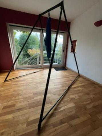 yogaframe en hangmat in de lucht beschikbaar voor biedingen