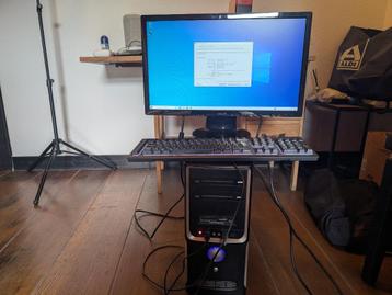 Desktopcomputer met scherm, toetsenbord en wifi USB-stick!! beschikbaar voor biedingen