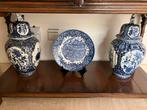 delfts blauwe vazen , een bord en 2 bloempotten, Antiek en Kunst, Ophalen of Verzenden