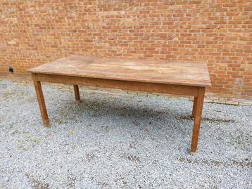 Oude houten tafel
 beschikbaar voor biedingen