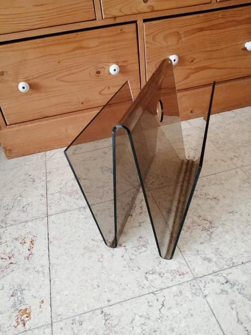 Porte-revues Vintage en plexiglas fumé années 70, Huis en Inrichting, Woonaccessoires | Krantenbakken en Lectuurbakken, Gebruikt