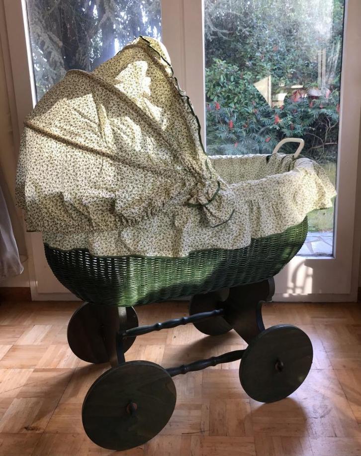 Wieg in riet op wieltjes, Kinderen en Baby's, Babywiegjes en Ledikanten, Zo goed als nieuw, Wieg, Ophalen