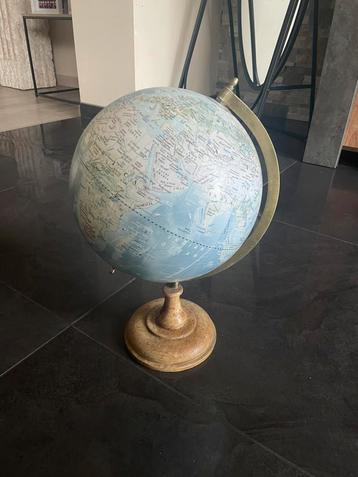 Decoratieve wereldbol met houten voet beschikbaar voor biedingen
