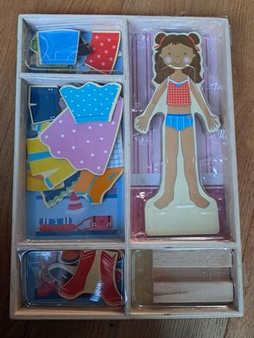 Magneet aankleden popje beschikbaar voor biedingen