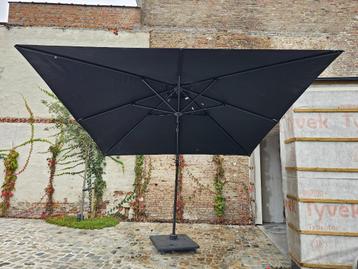 Parasol met voet beschikbaar voor biedingen