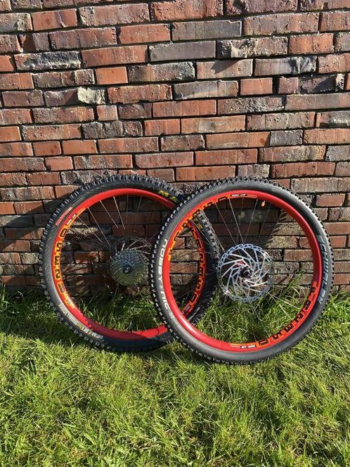 DT Swiss FR 2350 26" (met banden), Fietsen en Brommers, Fietsonderdelen, Zo goed als nieuw, Mountainbike, Wiel, Ophalen
