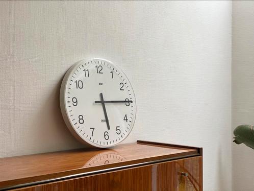 Scandinavische wandklok, Maison & Meubles, Accessoires pour la Maison | Horloges, Horloge murale, Enlèvement ou Envoi