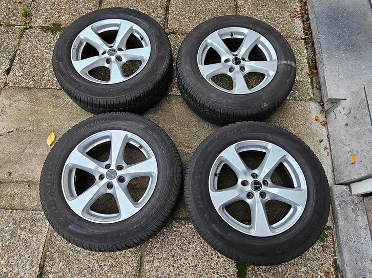 volvo XC60, winterbanden 235/65/R17 104H, velgen perfect, Auto-onderdelen, Banden en Velgen, Band(en), Winterbanden, 17 inch, 235 mm