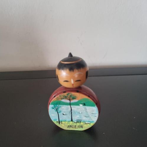 Leuke kokeshi met een voorstelling van Lake Abashiri, Antiek en Kunst, Kunst | Beelden en Houtsnijwerken, Verzenden