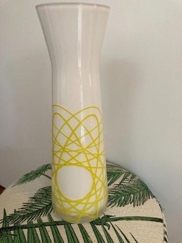 Glazen designvaas – 28 cm hoog – geometrisch patroon beschikbaar voor biedingen