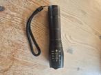 Tactical zaklamp, Caravanes & Camping, Lampes de poche, Neuf, Batterie