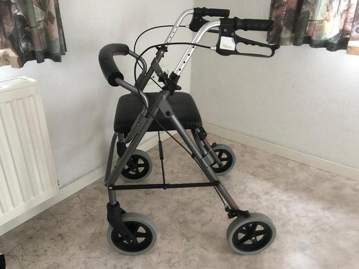 Te koop opvouwbare en verstelbare rollator, Diversen, Rollators, Zo goed als nieuw, Lichtgewicht, Opvouwbaar, Ophalen