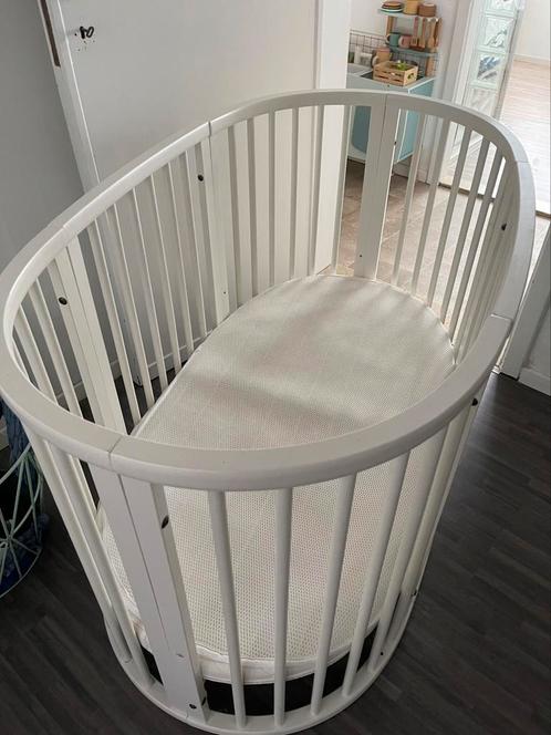 Stokke sleepi + bijbehorende verzorgingstafel (wit), Kinderen en Baby's, Kinderkamer | Bedden, Gebruikt, Matras, Ophalen