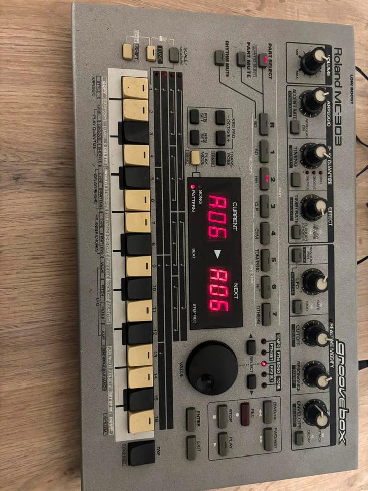 Roland MC-303 Groovebox Retro Techno Machine (1996 Classic), Muziek en Instrumenten, Drumcomputers, Roland, Ophalen