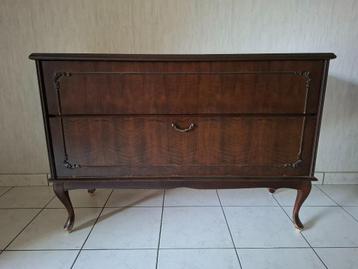 Vintage houten kast met platenspeler beschikbaar voor biedingen
